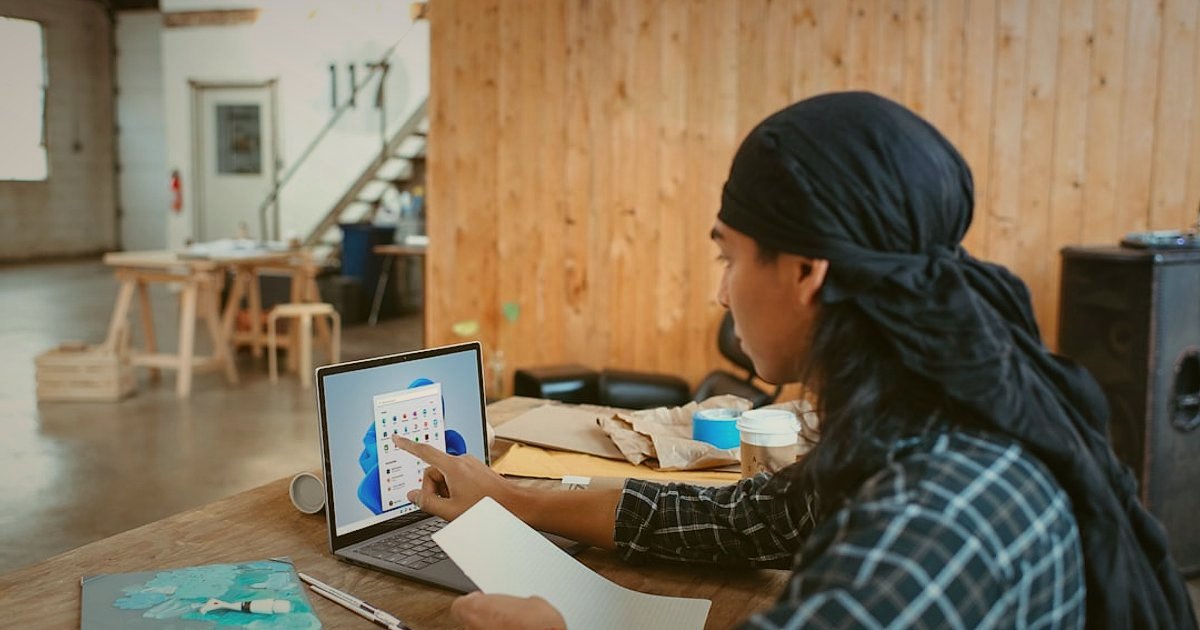 2026 Dropshipping Rehberi: Stoksuz Satışla Gelirinizi Katlayın! - woman analyzing sales charts laptop screen