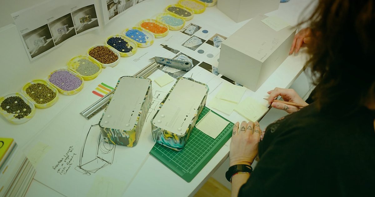 2026 Dropshipping Rehberi: Stoksuz Satışla Gelirinizi Katlayın! - colorful product packaging boxes table studio