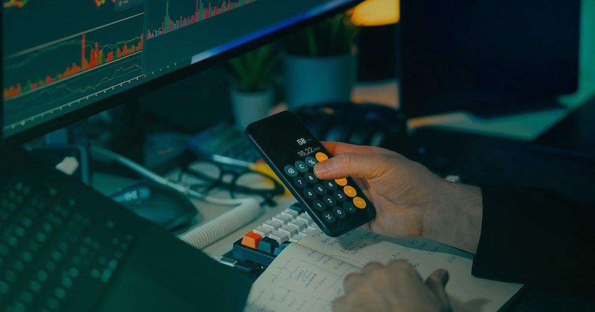 2026 Dropshipping Rehberi: Stoksuz Satışla Gelirinizi Katlayın! - person typing on keyboard financial charts on screen