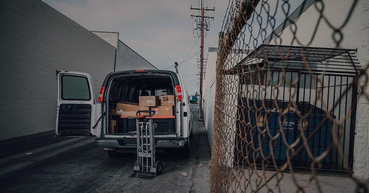 2026 Dropshipping Rehberi: Stoksuz Satışla Gelirinizi Katlayın! - delivery truck loading dock packages sunrise