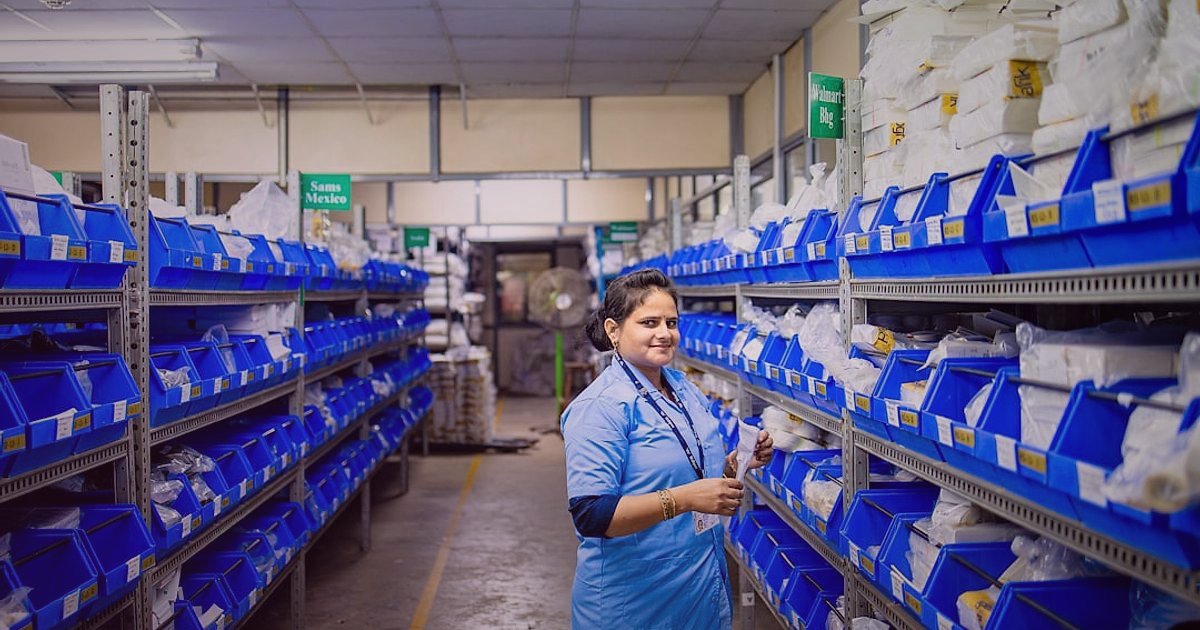 2026 Dropshipping Rehberi: Stoksuz Satışla Gelirinizi Katlayın! - woman scanning barcode warehouse shelves
