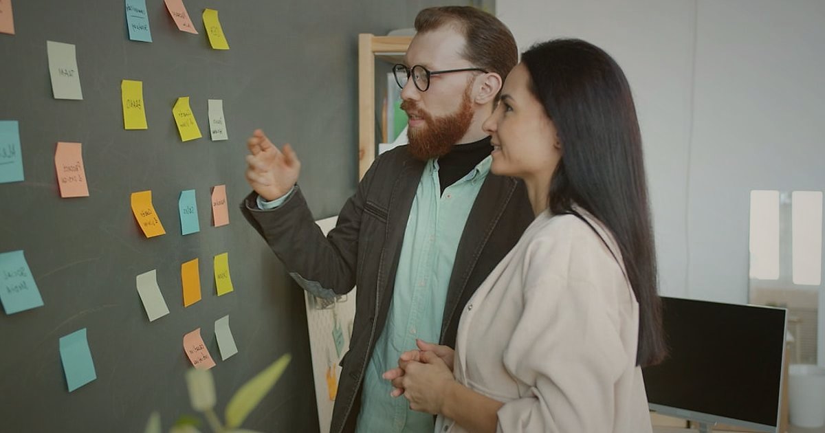 2026 Dropshipping Rehberi: Stoksuz Satışla Gelirinizi Katlayın! - team meeting whiteboard sticky notes planning