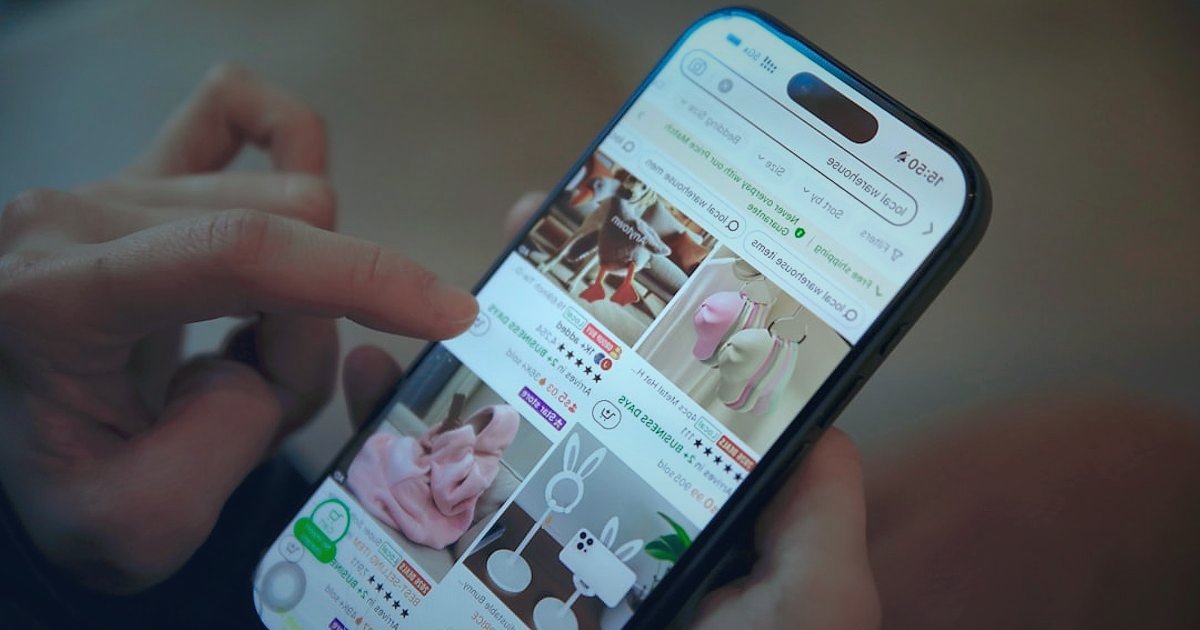 2026 Dropshipping Rehberi: Stoksuz Satışla Gelirinizi Katlayın! - smartphone showing shopping app cart items