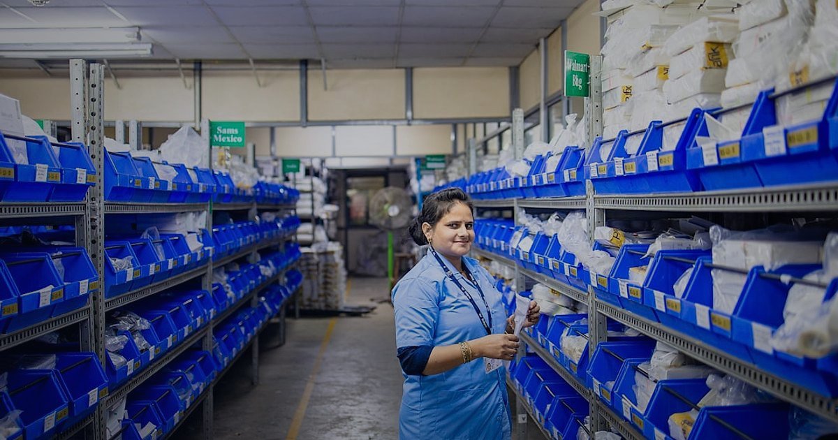 2026 Dropshipping Rehberi: Stoksuz Satışla Gelirinizi Katlayın! - woman scanning barcode warehouse shelves