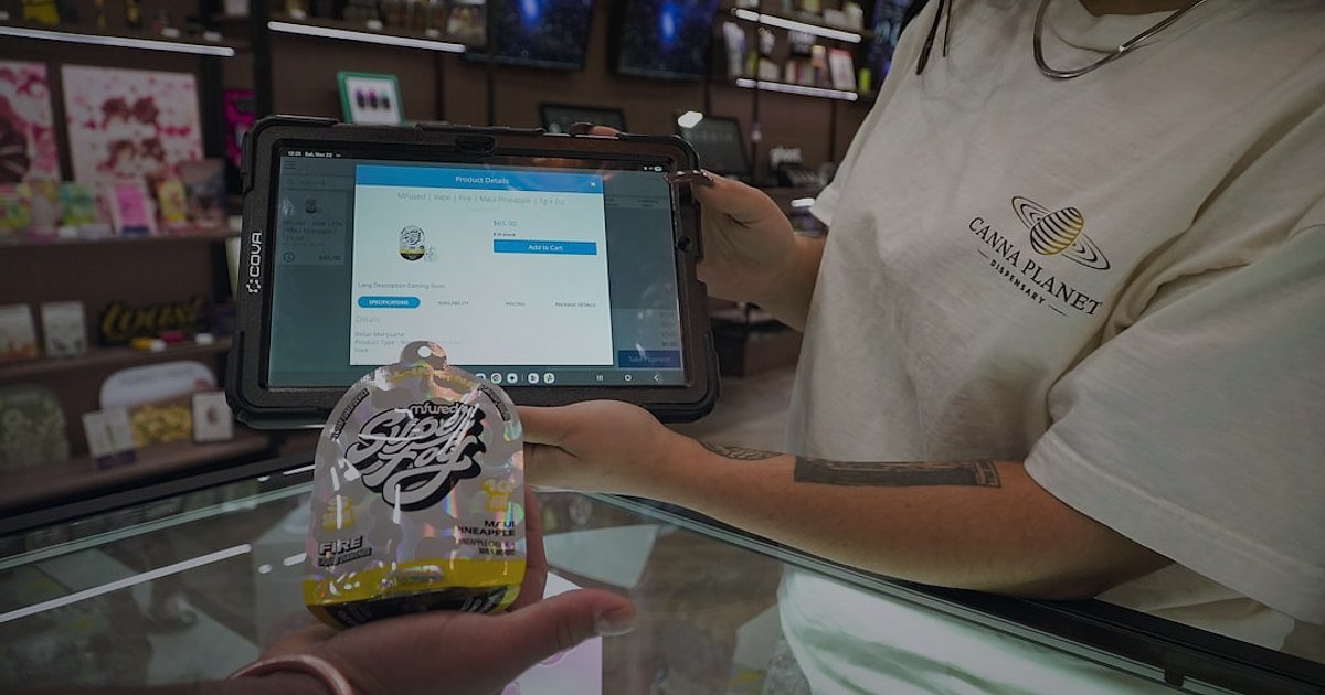 2026 E-Ticaret Başarı Sırları: Rekabette Öne Çıkın! - customer interacting with holographic product display interface