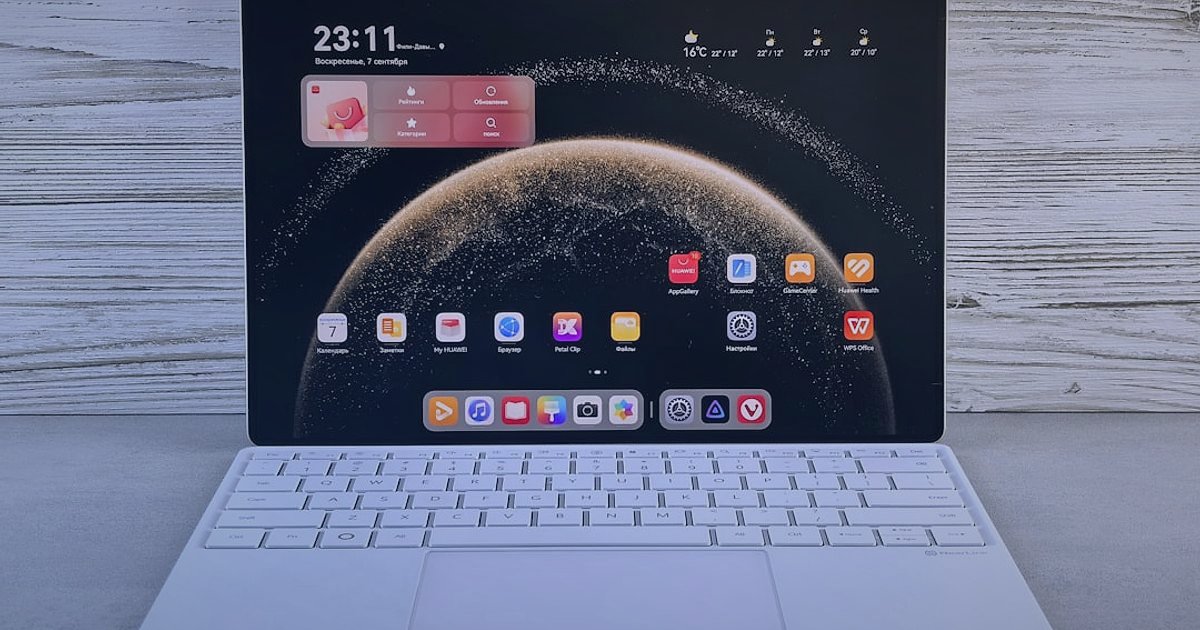 2026 E-Ticaret Başarı Sırları: Rekabette Öne Çıkın! - person browsing online store on tablet and desktop simultaneously