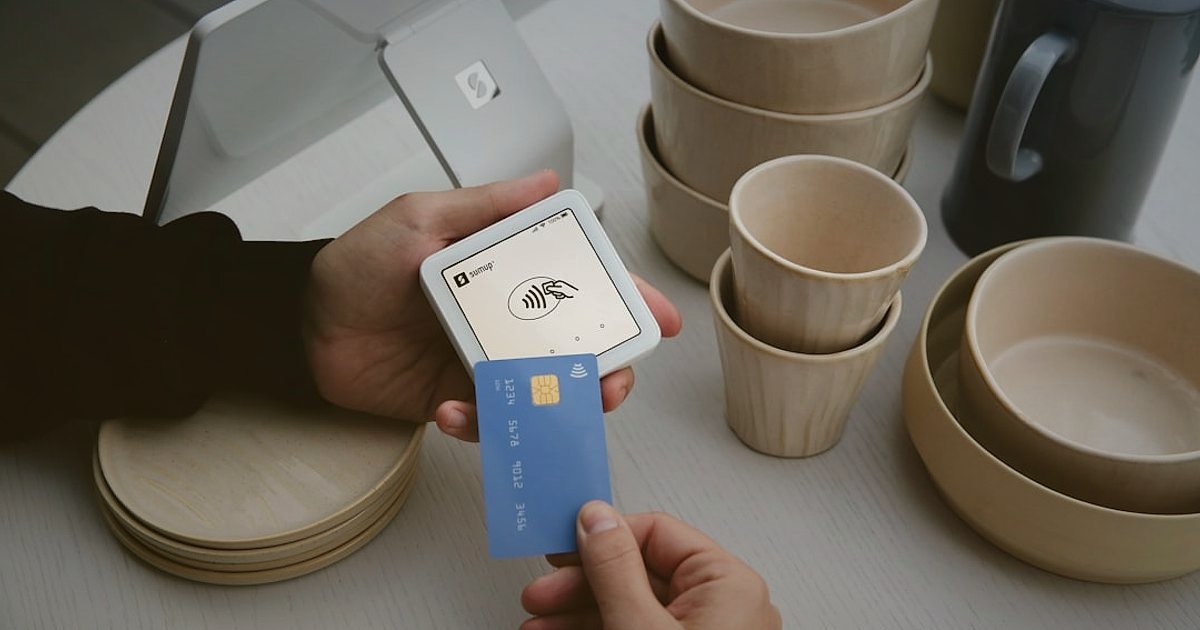 2026 E-Ticaret Başarı Sırları: Rekabette Öne Çıkın! - person using mobile payment app at a retail counter