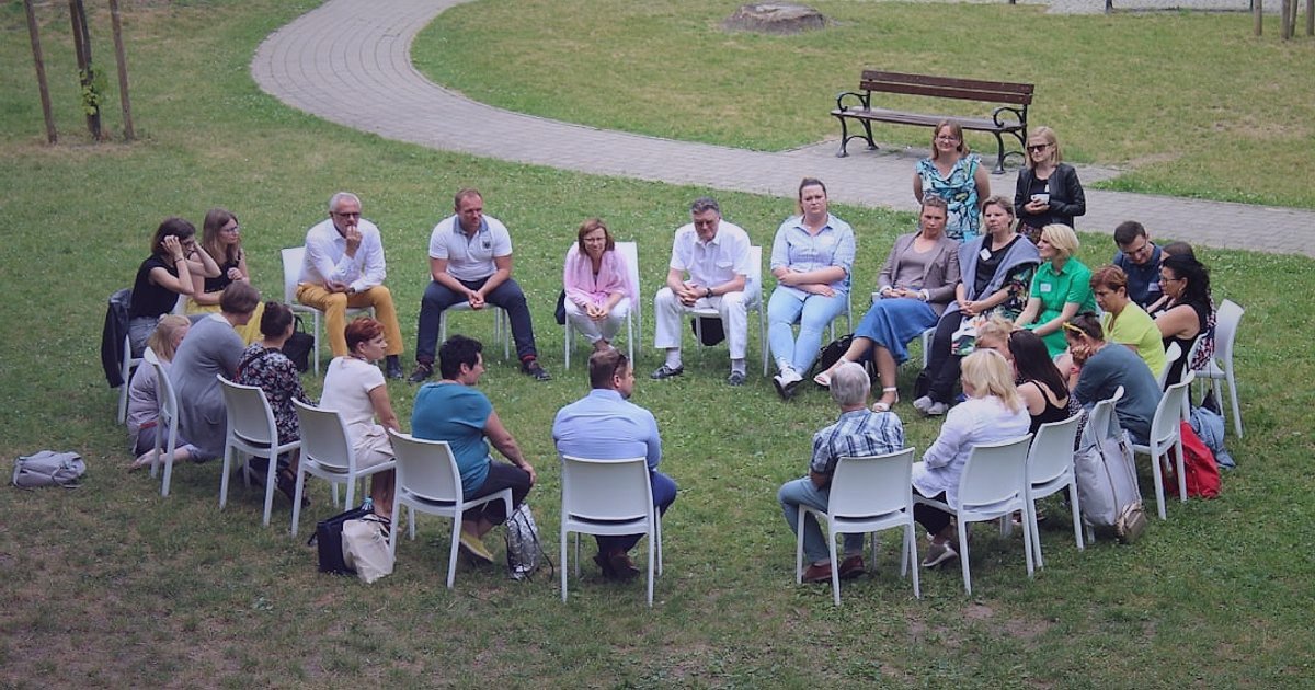 2026 E-Ticaret Başarı Sırları: Rekabette Öne Çıkın! - group of people engaging in online forum discussion