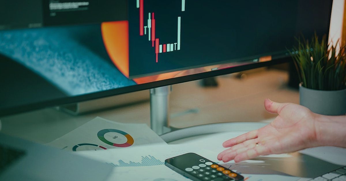 2026 E-Ticaret Devrimi: Sektördeki En Yeni Yenilikler ve Gelecek Trendleri - AI algorithm analyzing customer purchase data on screens