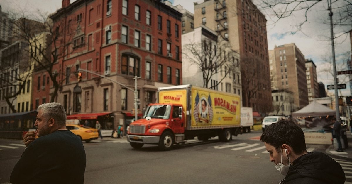 2026 E-Ticaret Sektöründe Devrim Yaratan Yenilikler - delivery truck navigating through city streets