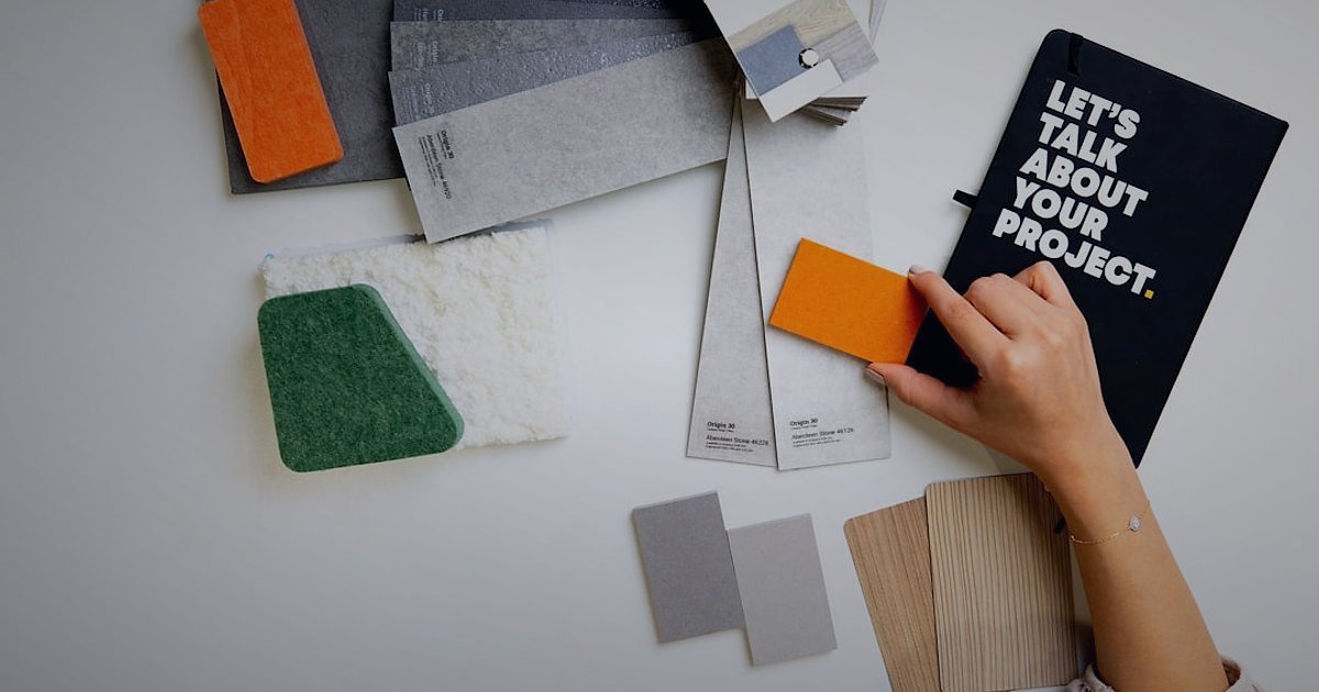 2026: İç Giyim Dropshipping'te Başlangıç Hataları ve Karlı Çözümler - woman meticulously examining fabric swatches in a bright studio