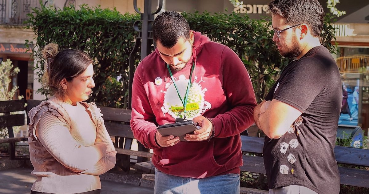 2026: İç Giyim Dropshipping'te Başlangıç Hataları ve Karlı Çözümler - diverse group of people browsing clothing on a digital tablet