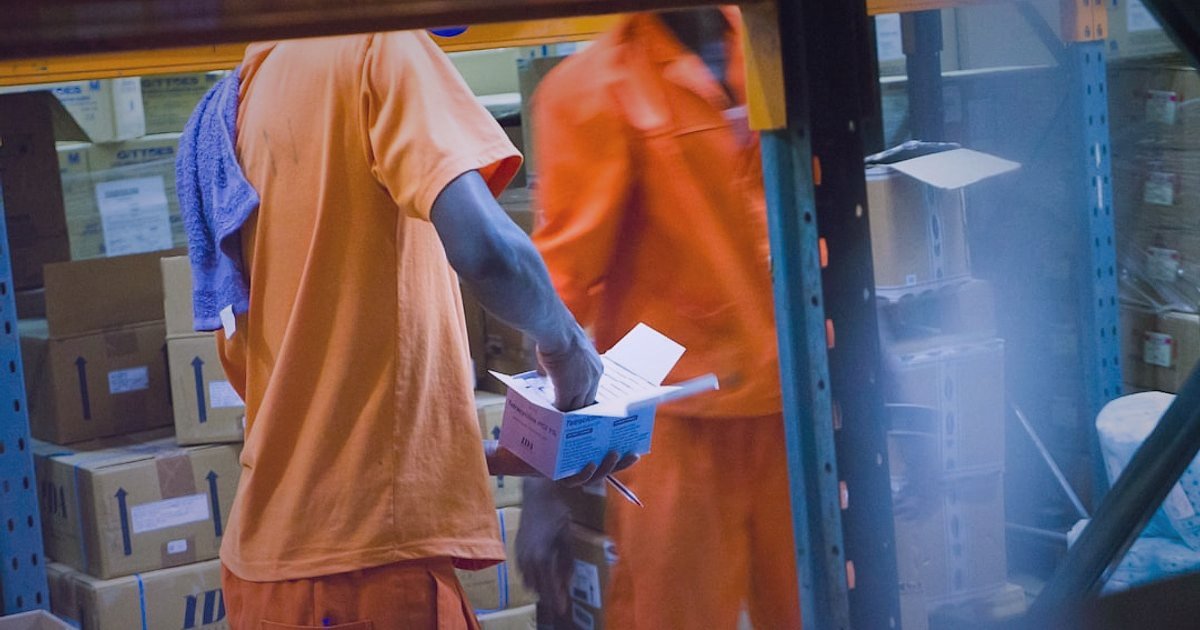 2026: İç Giyim Dropshipping'te Başlangıç Hataları ve Karlı Çözümler - warehouse worker scanning barcodes on product boxes with a handheld device