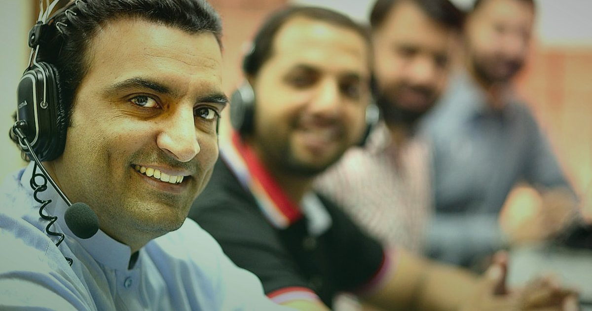 2026: İç Giyim Dropshipping'te Başlangıç Hataları ve Karlı Çözümler - customer service representative smiling while talking on a headset in a call center