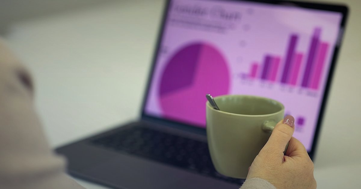 2026: İç Giyim Dropshipping'te Başlangıç Hataları ve Karlı Çözümler - person analyzing financial reports and charts on a laptop screen