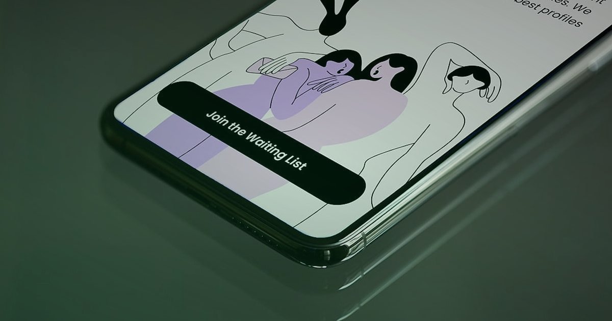 2026 İç Giyim & Pijama: Sezonluk Satış ve Kampanya Planlama Rehberi - a close-up of a smartphone screen displaying a flash sale promotion for luxurious lingerie