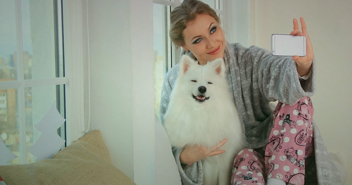 2026 İç Giyim & Pijama: Sezonluk Satış ve Kampanya Planlama Rehberi - a young woman influencer cheerfully showcasing a comfortable pajama set on her social media feed in a brightly lit room