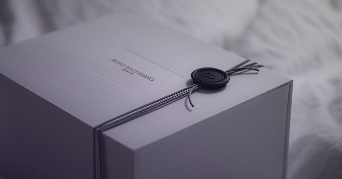 2026 İç Giyim & Pijama: Sezonluk Satış ve Kampanya Planlama Rehberi - a delicate silk lingerie set elegantly presented in a luxurious, ribbon-tied gift box