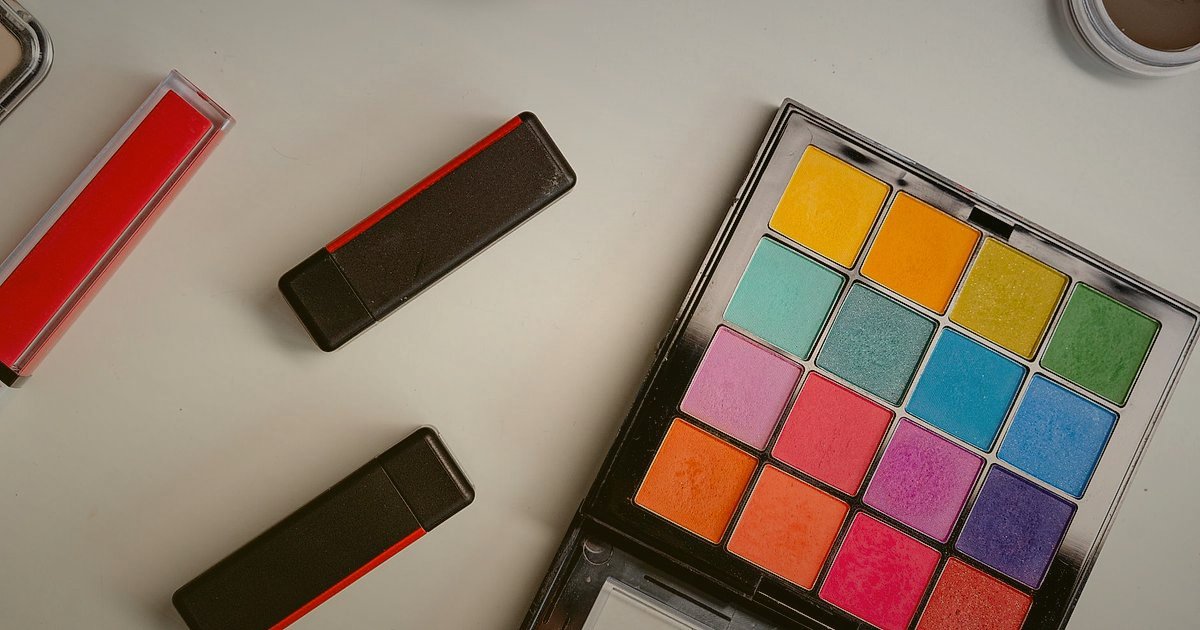 2026 Kozmetik ve Kişisel Bakım Dropshipping: Güvenilir Tedarikçi Bulma ve Doğrulama Rehberi - vibrant makeup products display showroom window