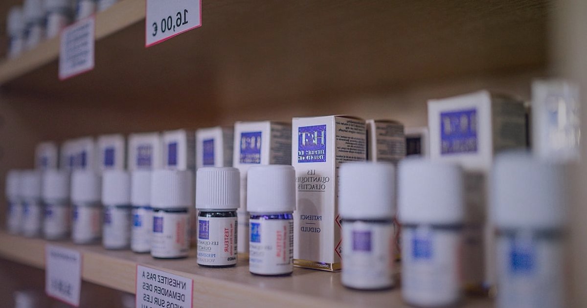 2026 Kozmetik ve Kişisel Bakım Dropshipping: Güvenilir Tedarikçi Bulma ve Doğrulama Rehberi - diverse skincare product bottles arranged shelf
