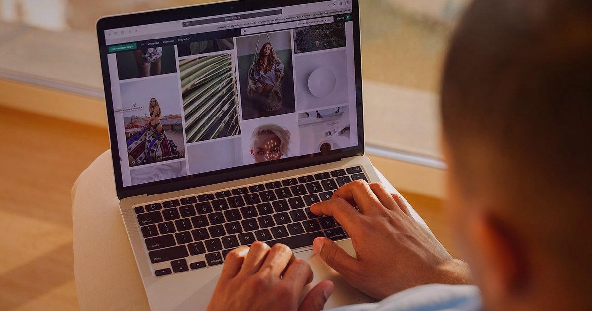 2026 Kozmetik ve Kişisel Bakım Dropshipping: Güvenilir Tedarikçi Bulma ve Doğrulama Rehberi - person searching laptop for online suppliers