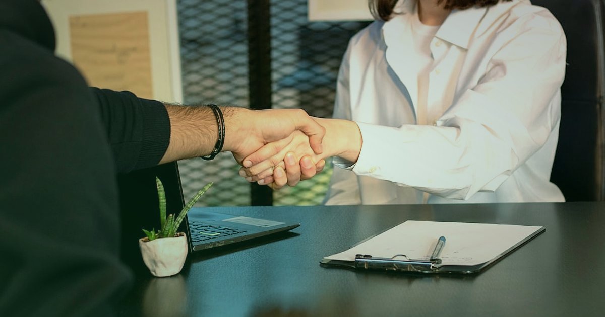 2026 Kozmetik ve Kişisel Bakım Dropshipping: Güvenilir Tedarikçi Bulma ve Doğrulama Rehberi - hand signing contract with partner handshake