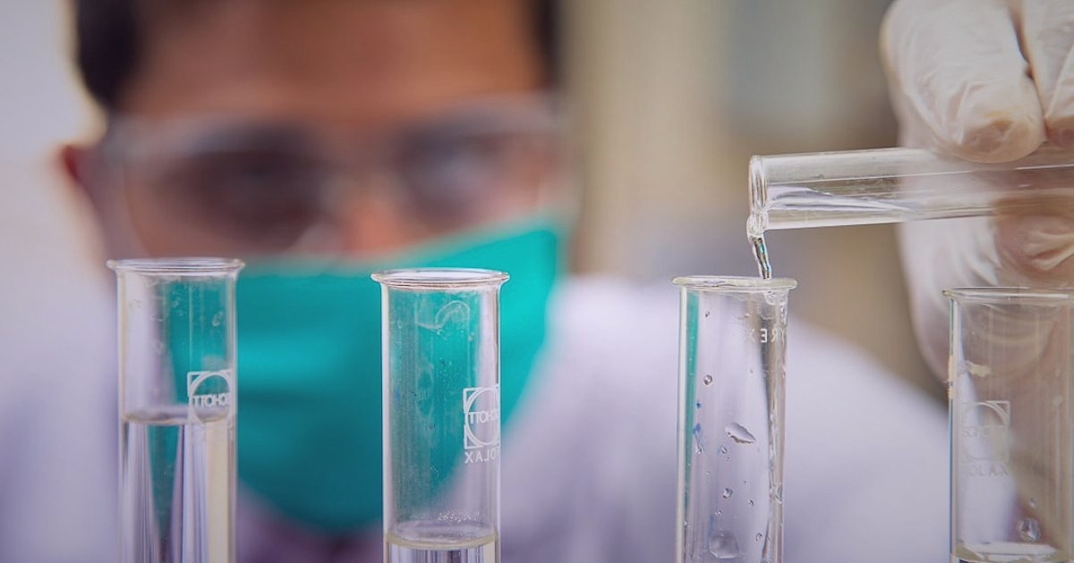 2026 Kozmetik ve Kişisel Bakım Dropshipping: Güvenilir Tedarikçi Bulma ve Doğrulama Rehberi - laboratory technician testing cosmetic samples vials