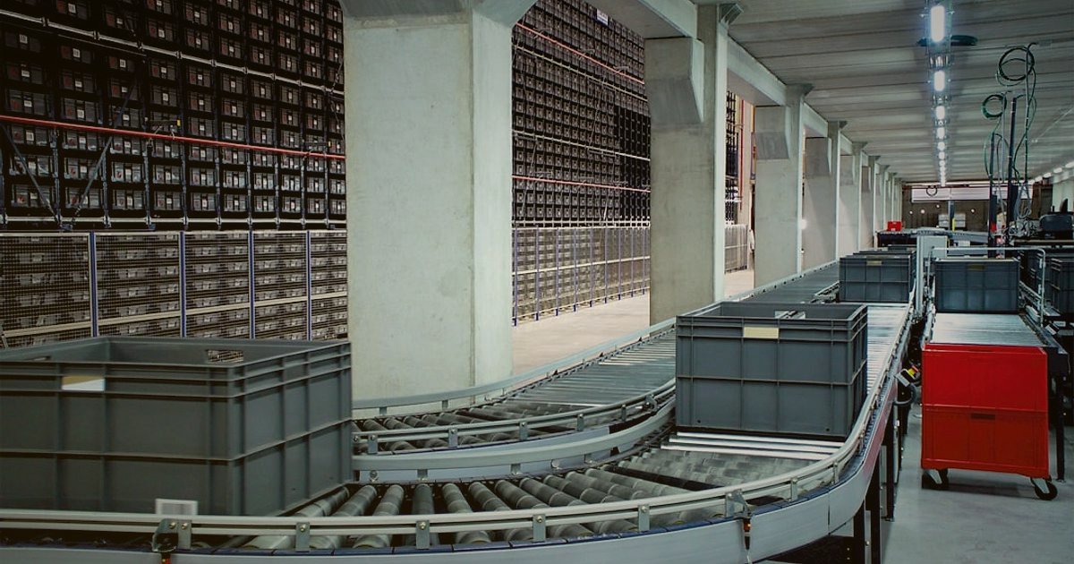 2026 Kozmetik ve Kişisel Bakım Dropshipping: Güvenilir Tedarikçi Bulma ve Doğrulama Rehberi - automated warehouse robots sorting cosmetic packages