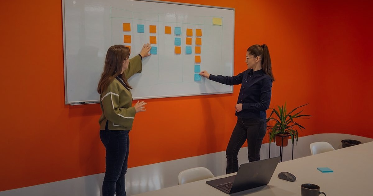 2026 Kozmetik ve Kişisel Bakım Dropshipping: Güvenilir Tedarikçi Bulma ve Doğrulama Rehberi - two business partners discussing strategy whiteboard