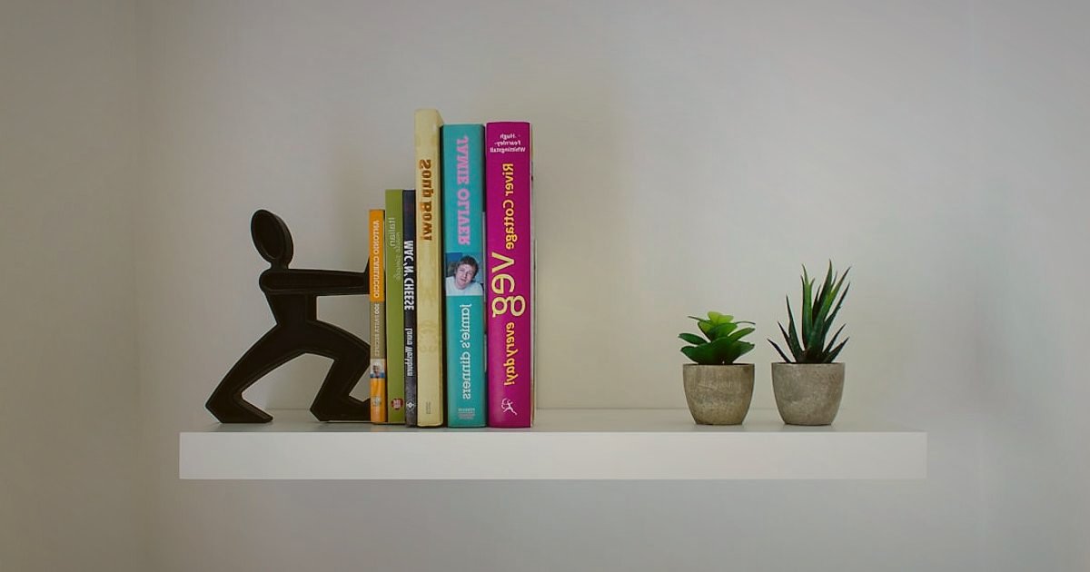 2026 Mobilya & Dekorasyon: Kâr Marjı ve Fiyatlandırma Stratejileri - diverse set of decorative home accents on a shelf