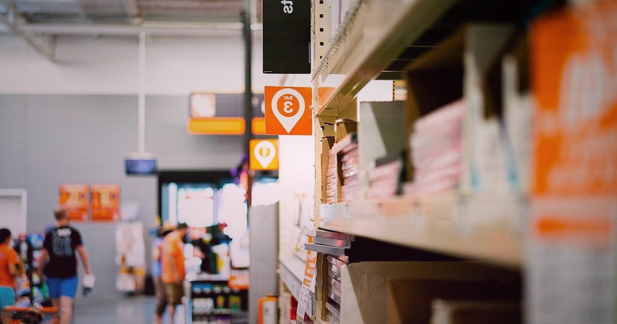 2026 Mobilya & Dekorasyon: Kâr Marjı ve Fiyatlandırma Stratejileri - overhead view of a meticulously organized warehouse shelf with various home decor items