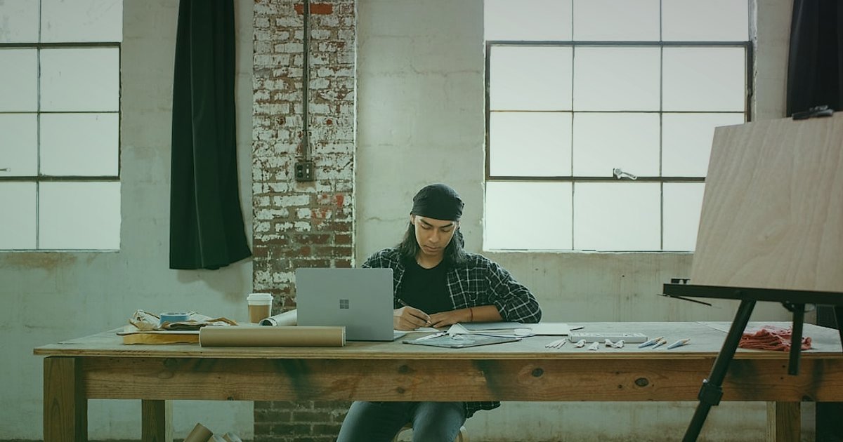 2026 Mobilya & Dekorasyon: Kâr Marjı ve Fiyatlandırma Stratejileri - artist sketching furniture designs on a digital tablet in a bright studio