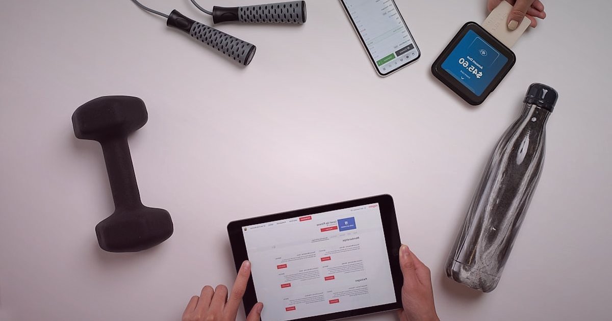 2026 Online Satışları Patlatın: E-Ticareti Zirveye Taşıyan Devrimci Stratejiler - AI robot assisting customer on tablet shopping app
