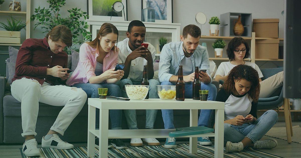 2026 Online Satışları Patlatın: E-Ticareti Zirveye Taşıyan Devrimci Stratejiler - diverse young adults interacting with live stream shopping on their smartphones