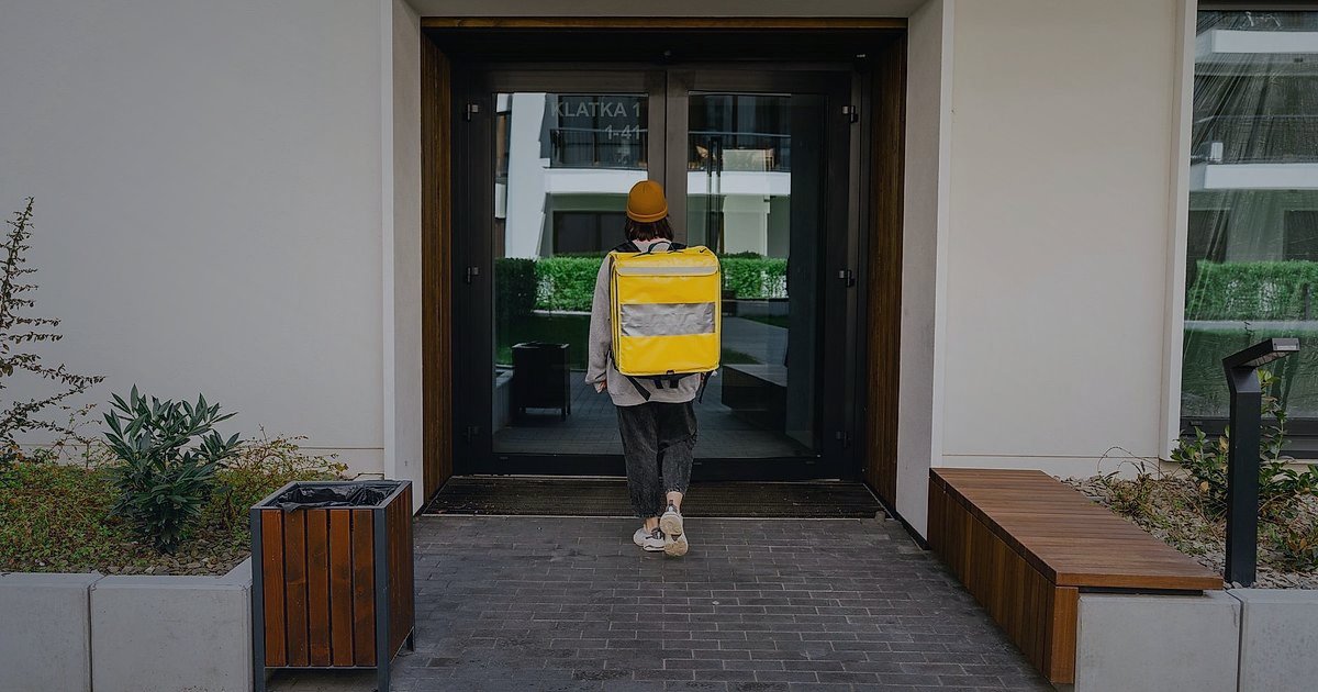 2026 Online Satışları Patlatın: E-Ticareti Zirveye Taşıyan Devrimci Stratejiler - drone delivering package to a smart home porch in a futuristic cityscape