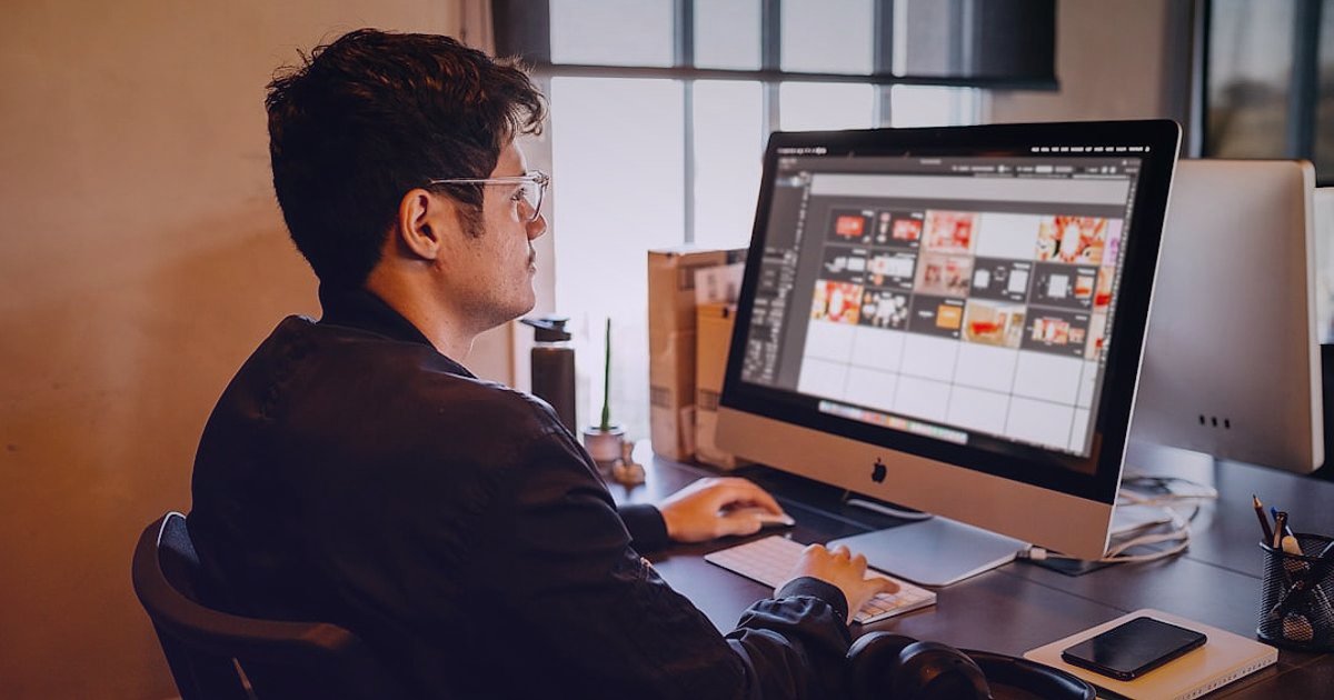 2026 Organik Ürün Nişinde Rakip Analizi ve Farklılaşma Taktikleri: Zirveye Çıkın! - business professional analyzing competitor data on multiple screens