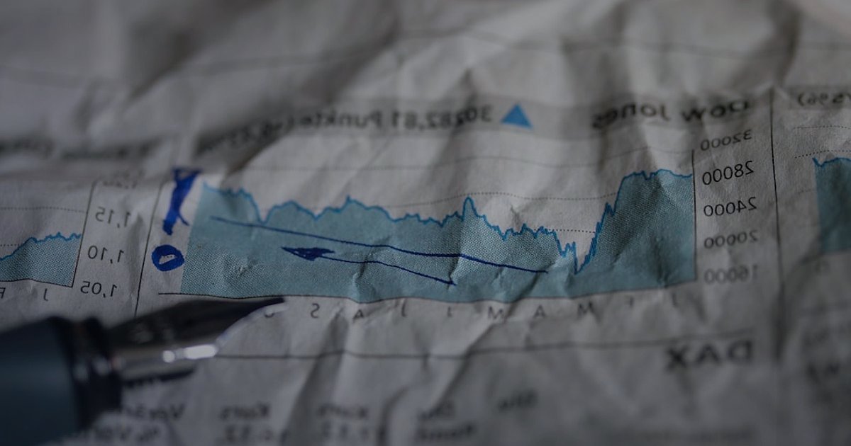 2026 Organik Ürün Nişinde Rakip Analizi ve Farklılaşma Taktikleri: Zirveye Çıkın! - magnifying glass over market research documents charts