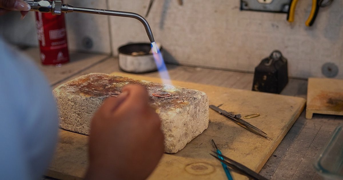 2026 Organik Ürün Nişinde Rakip Analizi ve Farklılaşma Taktikleri: Zirveye Çıkın! - artisan crafting natural soap bars in a workshop