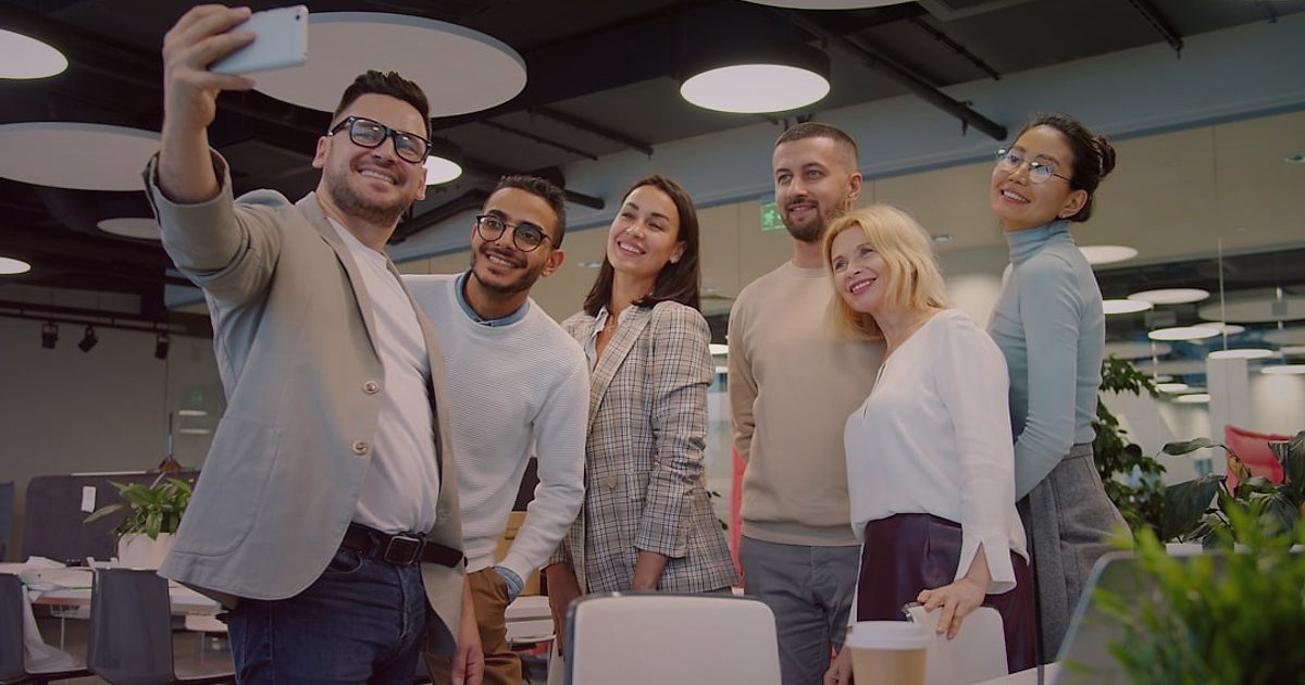 2026 Organik Ürün Nişinde Rakip Analizi ve Farklılaşma Taktikleri: Zirveye Çıkın! - diverse group of people engaging with a brand's social media content
