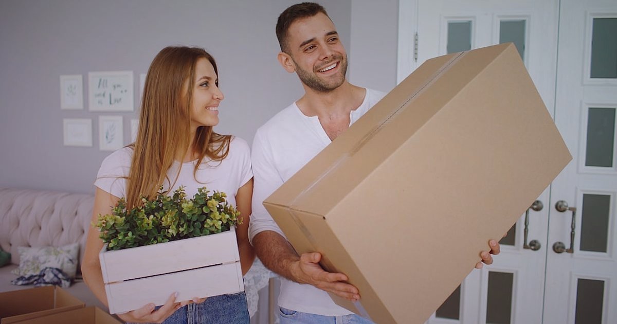 2026 Organik Ürün Nişinde Rakip Analizi ve Farklılaşma Taktikleri: Zirveye Çıkın! - happy customer unboxing eco-friendly package with smile