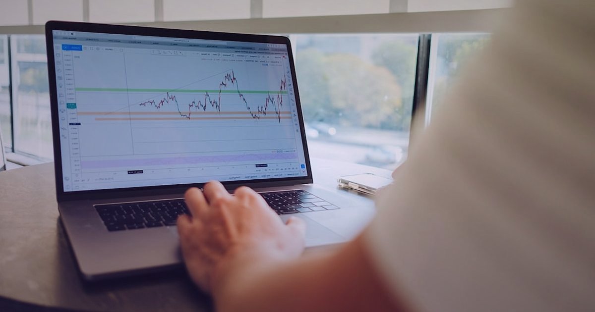 2026 Organik Ürün Nişinde Rakip Analizi ve Farklılaşma Taktikleri: Zirveye Çıkın! - person looking at a digital dashboard with trend lines and graphs