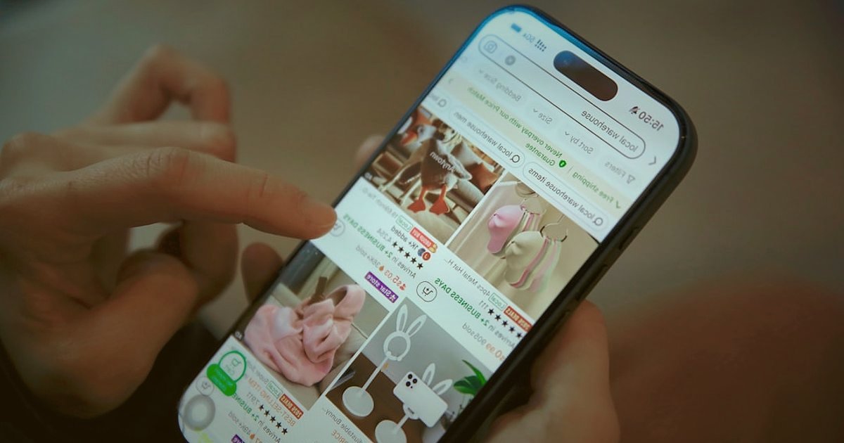 2026 Pazaryeri Trendleri: E-Ticarette Yeni Fırsatları Keşfedin! - diverse group of people browsing online marketplace on digital screens