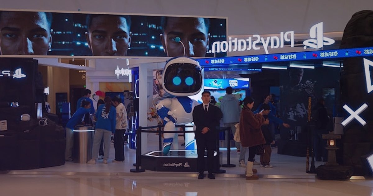 2026 Pazaryeri Trendleri: E-Ticarette Yeni Fırsatları Keşfedin! - person using VR headset interacting with virtual store environment