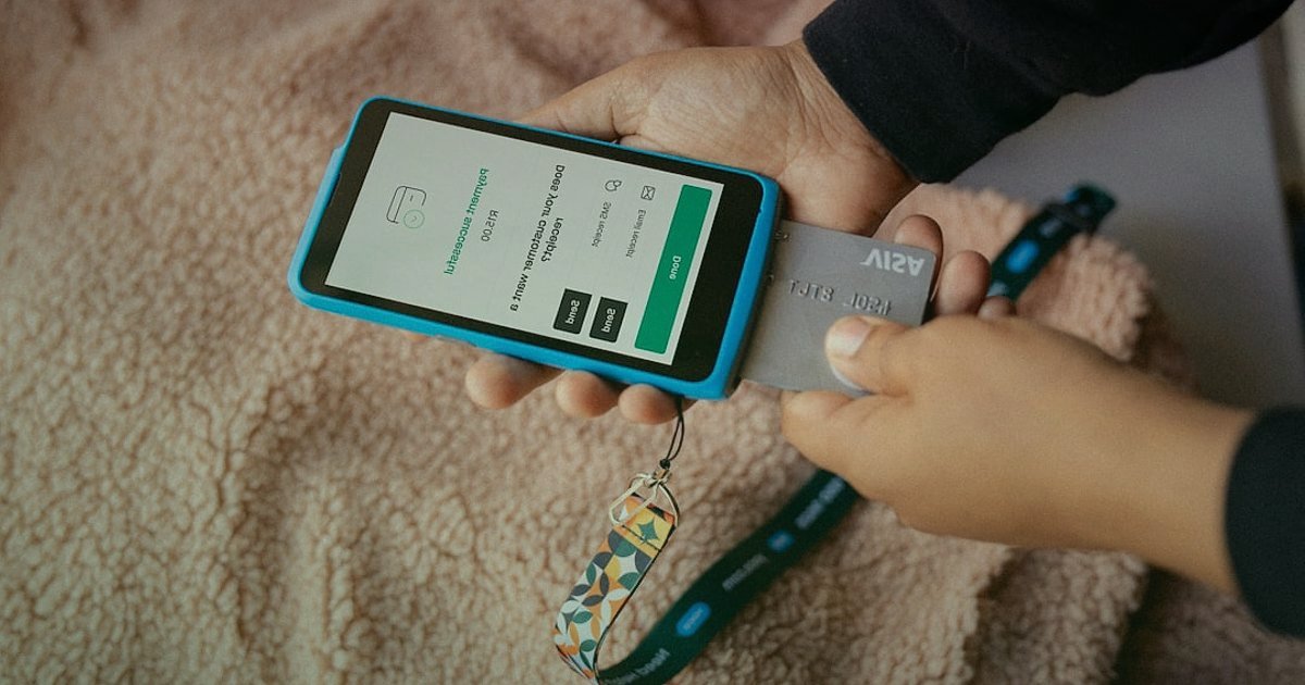 2026 Pazaryeri Trendleri: E-Ticarette Yeni Fırsatları Keşfedin! - person completing a mobile payment transaction with a smartwatch