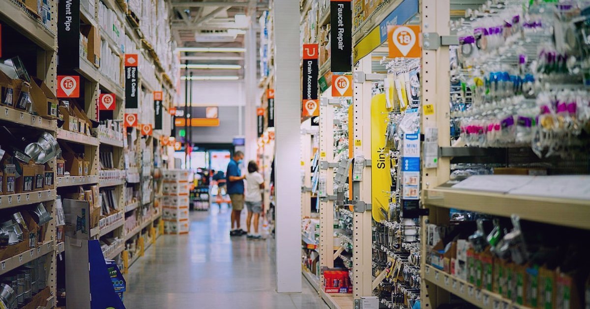 2026 Saç Maskesi Satışında Zirve: Sezonluk Kampanya ve Stok Stratejileri - warehouse shelves stocked with hair care products boxes