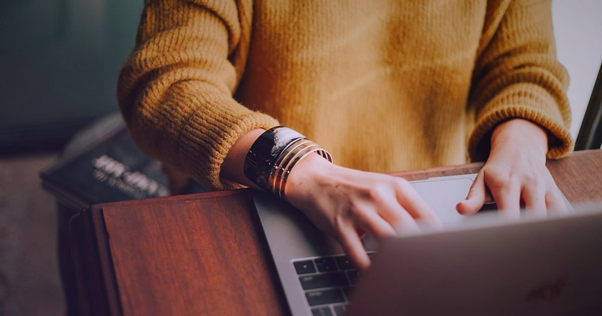 2026 Saç Maskesi Satışında Zirve: Sezonluk Kampanya ve Stok Stratejileri - woman using laptop to create online discount codes