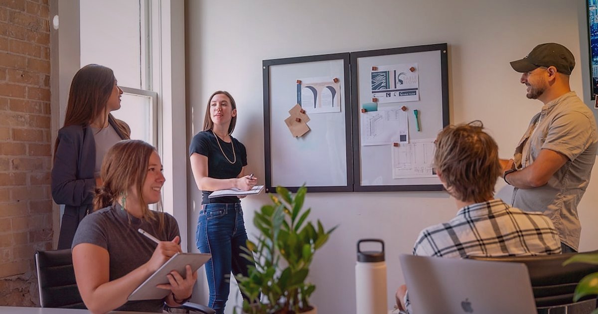 2026 Saç Maskesi Satışında Zirve: Sezonluk Kampanya ve Stok Stratejileri - creative marketing team brainstorming session with mood board