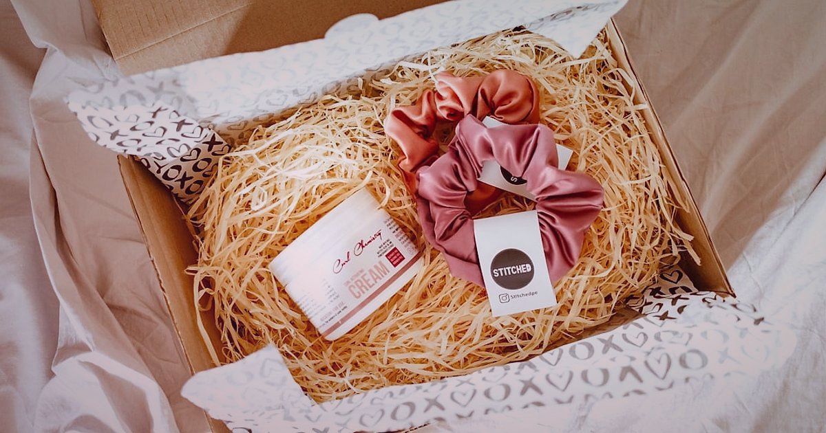 2026 Saç Maskesi Satışında Zirve: Sezonluk Kampanya ve Stok Stratejileri - customer opening a beautifully packaged hair mask order