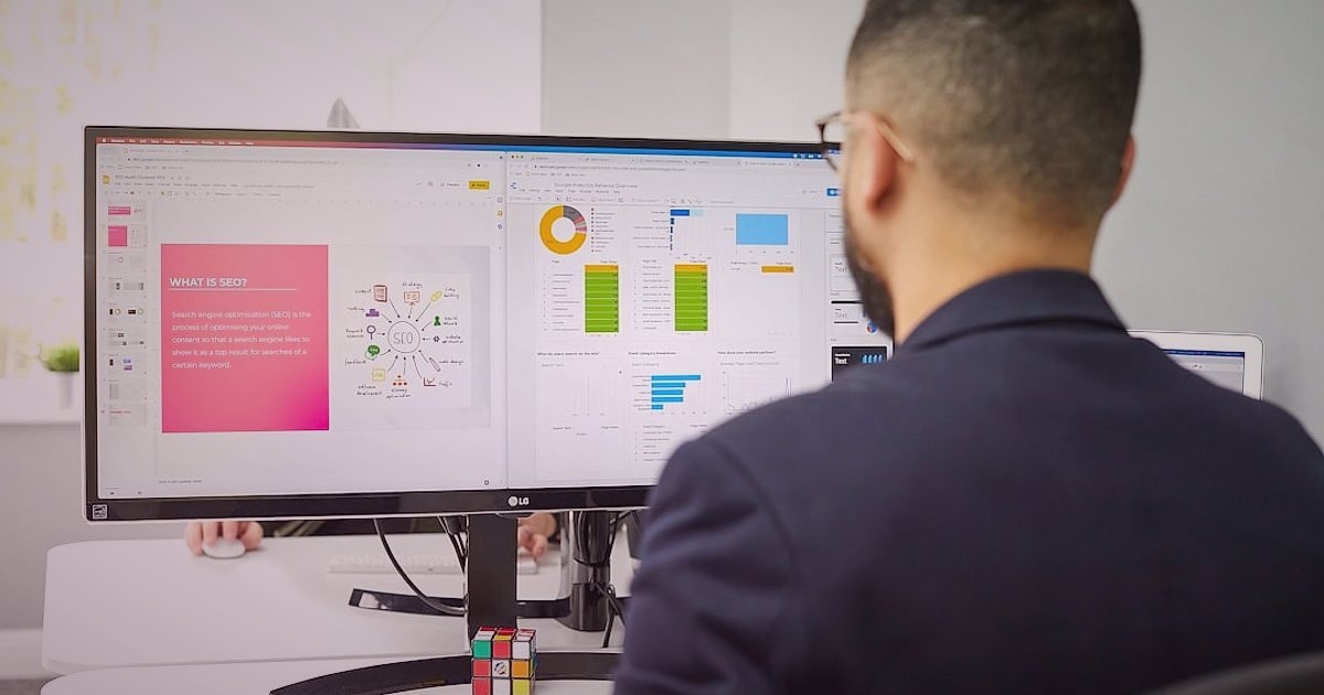 2026 Saç Maskesi Satışında Zirve: Sezonluk Kampanya ve Stok Stratejileri - data analyst reviewing sales charts on multiple screens