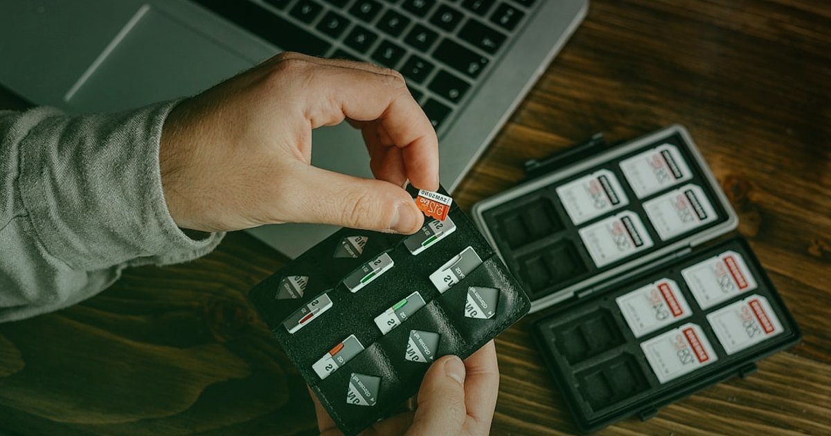 2026 Stoksuz Satış Rehberi: Dropshipping ile Kârınızı Katlayın! - person typing on keyboard with multiple product tabs open